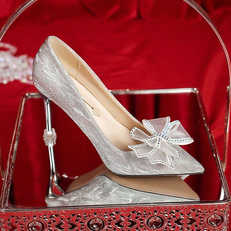 Szampańskie damskie buty ślubne, Panna Młoda i Druhna noszące dwie pary eleganckich wysokich obcasów, Damskie czółenka