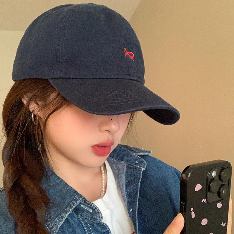 

RICYGVM Embroidered Bow Baseball Hat For Women Outdoor Sunshade Visors Solid Color Duck Tongue Cap Cotton Casual Girl Peaked Hat Adjustable темно-синий