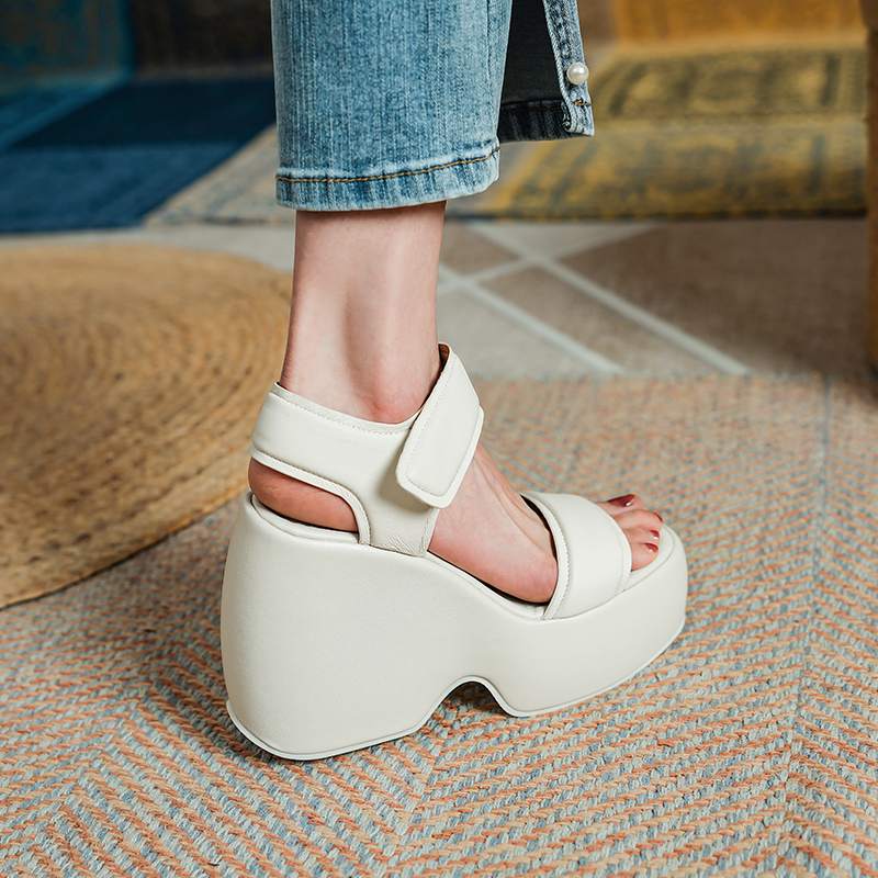 Krazing Pot Schaffell Peep Toe Dicke High Heels Plattform Sommerschuhe Hakenschlaufe Lässige wasserdichte Damensandalen