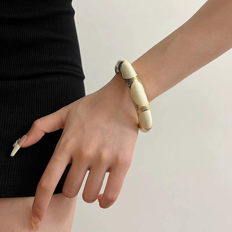 Fashion Vintage Black Gold Enamel Overlapping Wide Version Bracelet Female Delicate Open Bracelet For Friends Gift