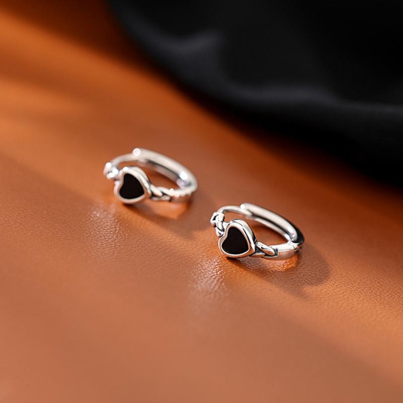 Minimalist new black heart-shaped earrings, retro and niche design, cool style earrings
