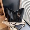 Popular retro bag women's large capacity 2025 new spring casual messenger bag portable bucket bag
