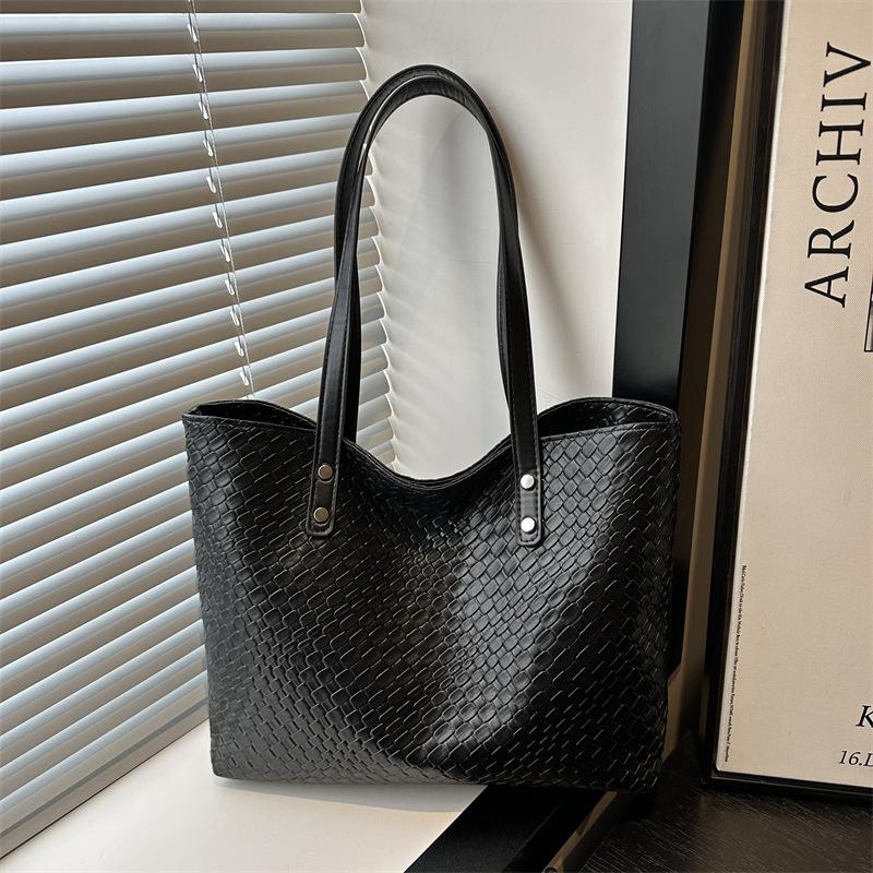 

Summer new fashion simple solid color versatile casual commuting large capacity portable shoulder armpit tote bag чорний