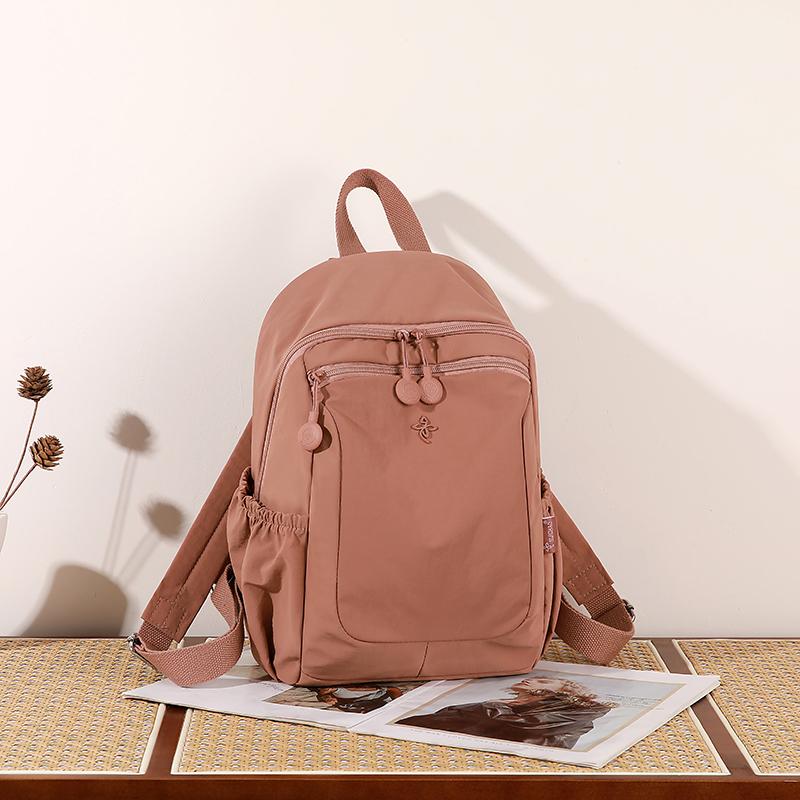 Leichter Nylon-Rucksack mit Reißverschlusstasche vorne Seitentaschen Verstellbare Träger Lässiger Tagesrucksack für Damen für den täglichen Gebrauch und Reisen