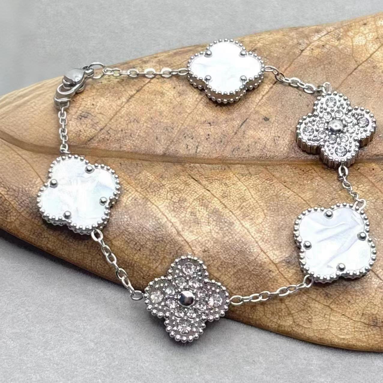 

Высококачественный браслет из 18-каратного розового золота с лазерной белой перламутровой вставкой, красным халцедоном 15 мм, четырехлистным клевером и пятью цветами для женщин