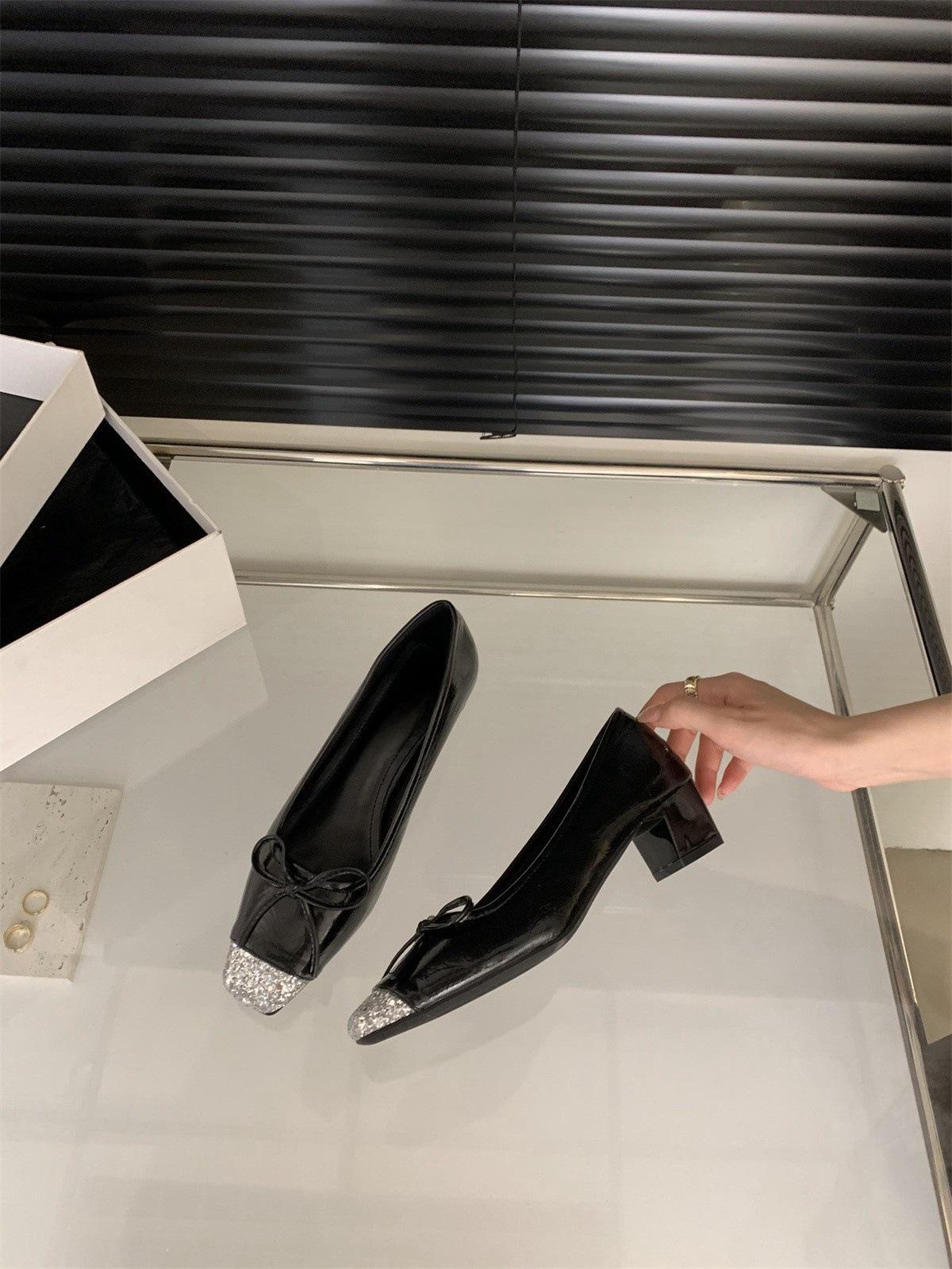 

Высококлассные туфли-лодочки с квадратным носком и открытым верхом, женские, новые весенне-осенние, корейская версия, французский темперамент, вечерний стиль, толстый каблук, серебристый высокий каблук 40 чёрный