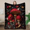 Eine magische Wald-Fleece-Decke mit einem Design aus roten Pilzen und Schmetterlingen, warm und langlebig, geeignet für ein Sofa oder Bett, ideal für Zuhause D