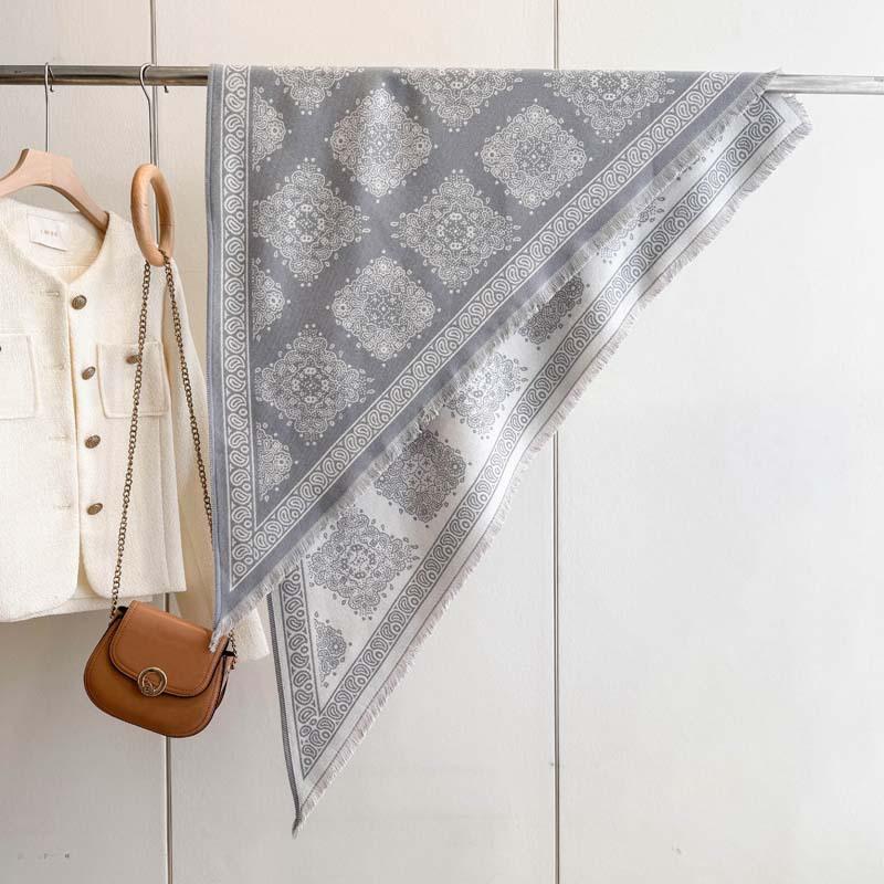 Spot autumn and winter roll grass triangle towel European and American retro skin-friendly boutique jacquard cashew flower imitation cashmere shawl