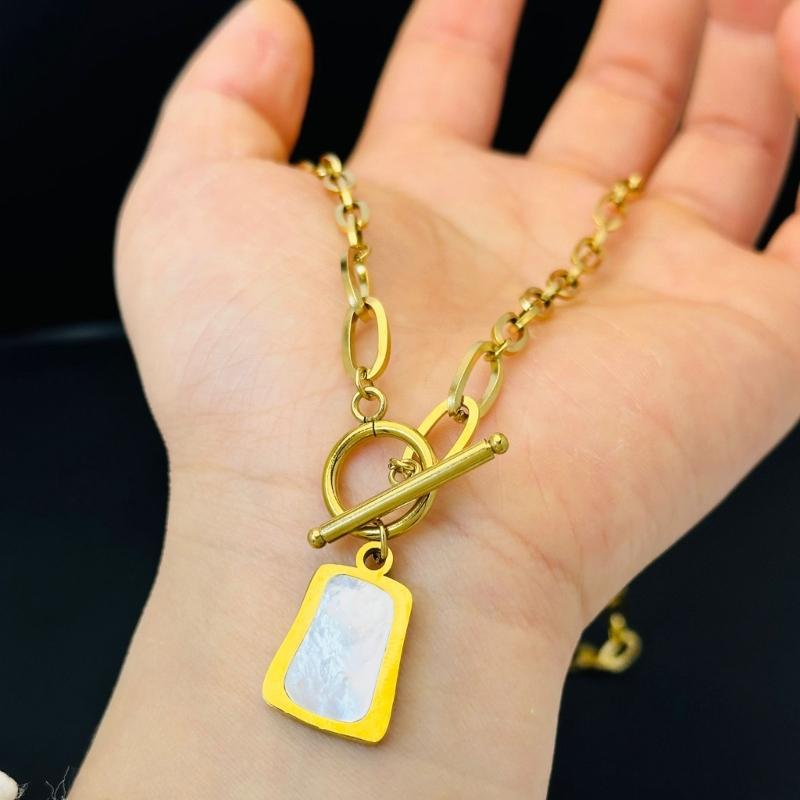 Modern White Shell Charm Necklace Titanium Steel OT Buckled Chain Comfortable Everyday Jewelry Accessory