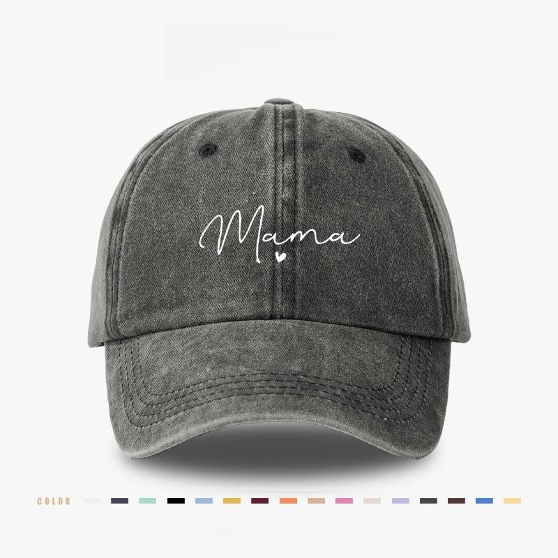 

Бейсболки в форме сердца с надписью мама — это модные и универсальные бейсболки, которые подходят для повседневной носки на открытом воздухе.