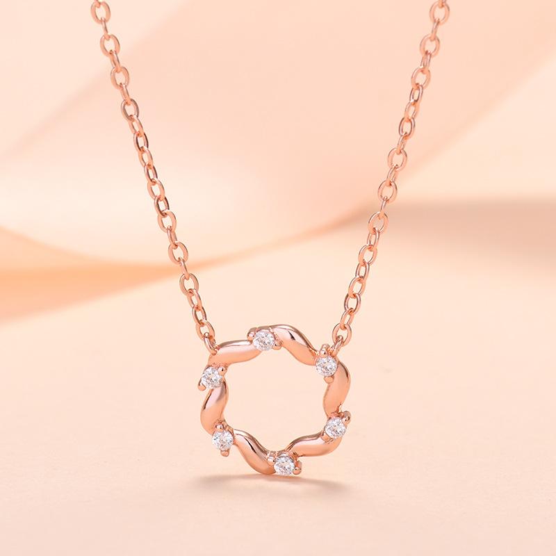 Mobius Ring Necklace for Women Niche Light Luxury Geometric Collarbone Chain Fashionable Small Fresh Rose Gold Garland Pendant