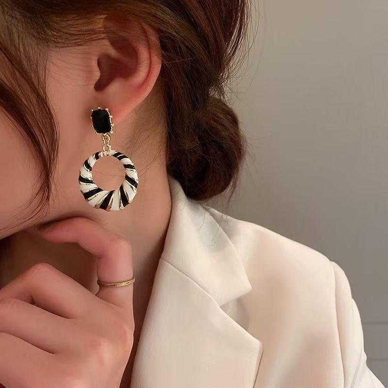 Evropský a americký styl černo-bílé pruhované geometrické náušnice - Retro hongkongský design pro ženy