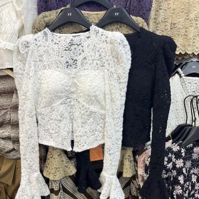 Top s čipkou s výstrihom do V, dlhým rukávom a puf rukávmi pre ženy - Slim fit, prelamovaný dizajn