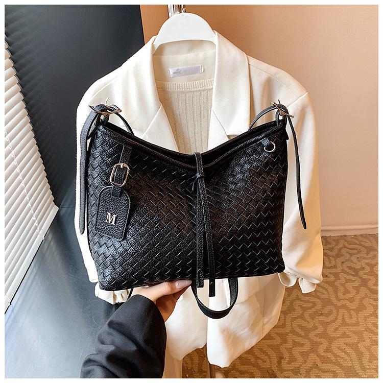 

New bag fashionable retro two-piece set shoulder messenger women s bag texture casual underarm tote bag чорний