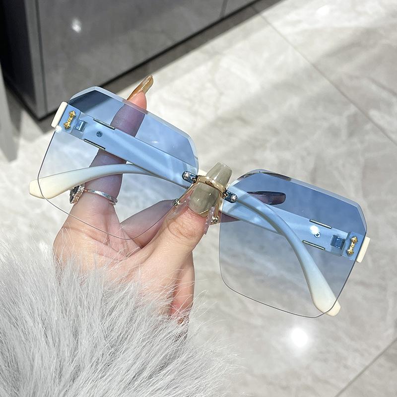 Classic Large Square Sunglasses for Women Men Stylish Rimless Sunglasses UV400 Protection Shades Protection Eye Wear Gradient Color
