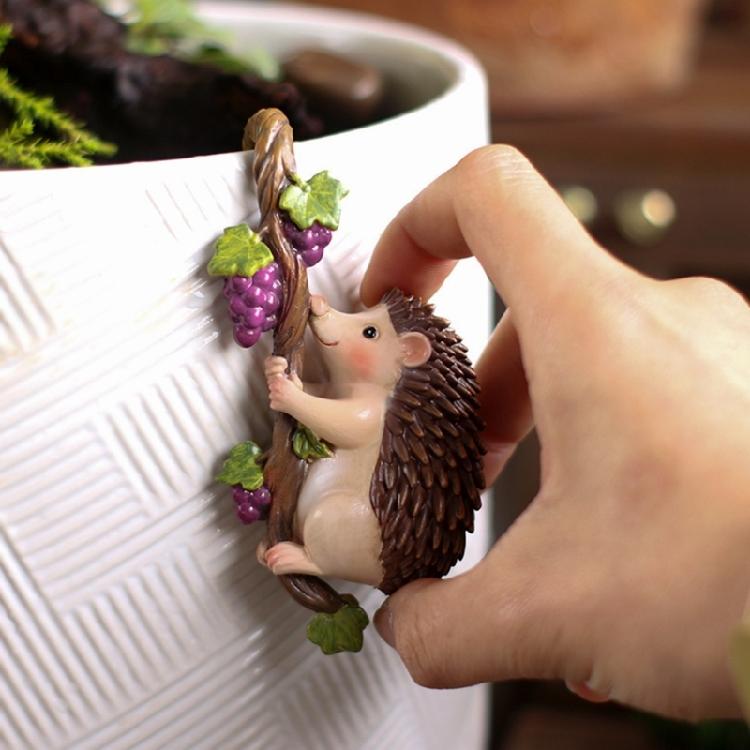 Exquisites Resin Craft Hedgehog Ornament Flower Pot Hanging Sculpture Suitable For Porch And Indoor Plant Display