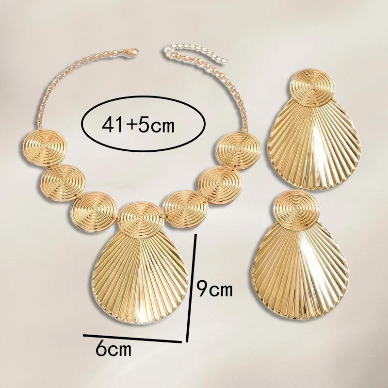 European and American Geometric Discs Are Exaggerated, Simple and Elegant Atmospheric Necklaces, Earrings and Jewelry Sets.