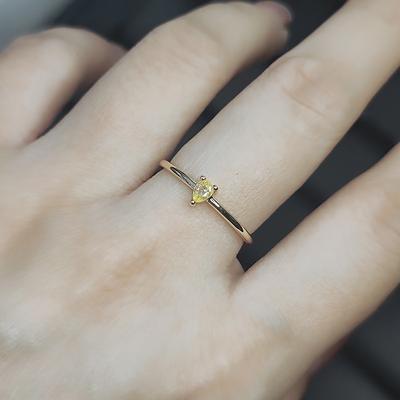 Anello Piccolo Giallo a Forma di Goccia d'Acqua con Diamante Giallo da Donna Semplice Placcato Oro Anello a Coda Piccola con Montatura Fissa Impilato con Anello di Pietra Verde