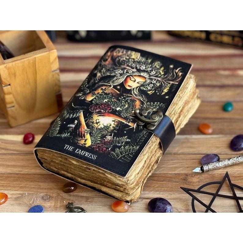 

Пустой журнал Книга Теней с застежкой-замком, кожаный дневник ручной работы, напечатанная молитва Матери-Земле, языческий колдовской блокнот 7 x 5 in