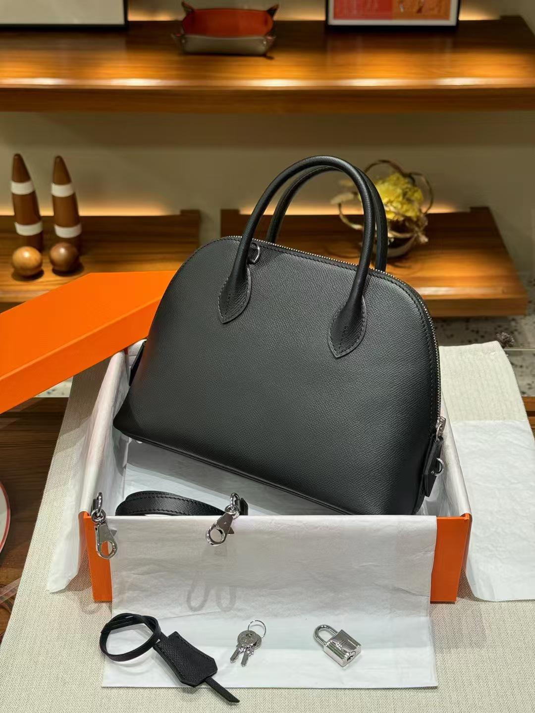 

Сумка для боулинга Bolide 25 Epsom Leather: Универсальная, классическая, ручная и через плечо сумка из натуральной кожи. 25 x 18 x 9 cm