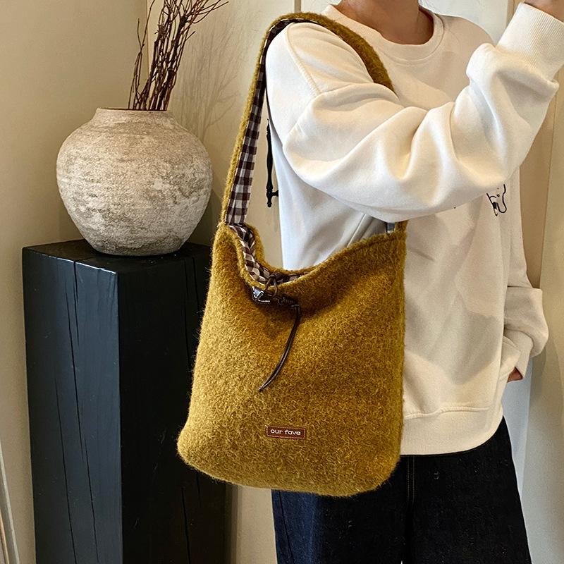 

Корейская версия ленивая сумка-тоут женская 2025 новая зимняя плюшевая сумка на плечо большой вместимости текстурная в иностранном стиле сумка-мессенджер 38*10*34