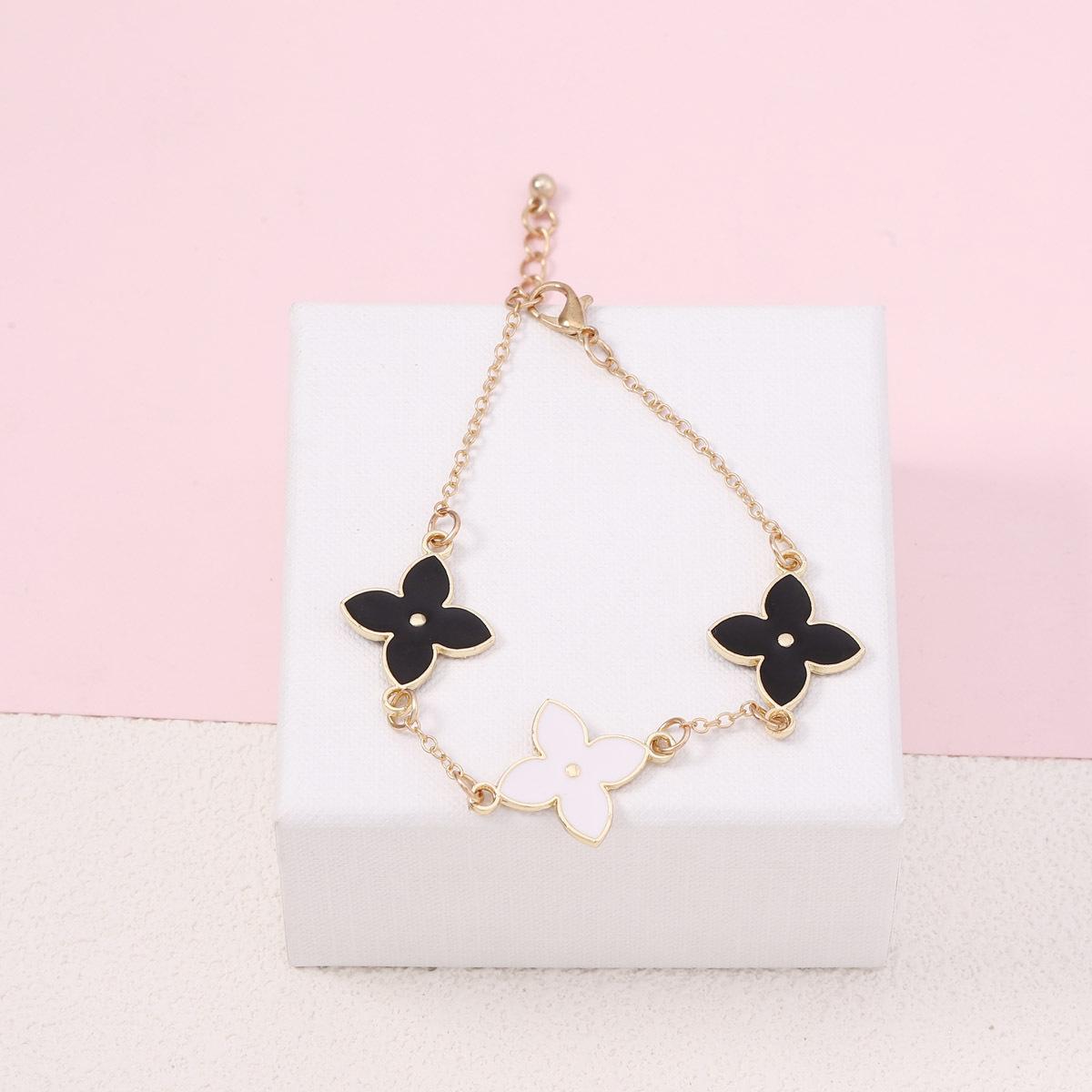 

The new Korean version of the popular four-leaf clover necklace and bracelet set is fashionable, versatile, simple and trendy jewelry