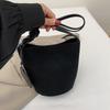 Fashion new bucket bag women's niche Korean version versatile shoulder bag retro commuter suede handbag