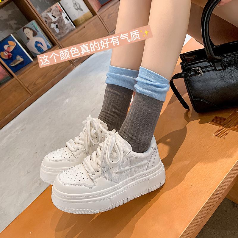 Otoño e invierno nuevo cuero suela gruesa aumento de altura interior muffin casual zapatillas de plataforma versátiles para mujer