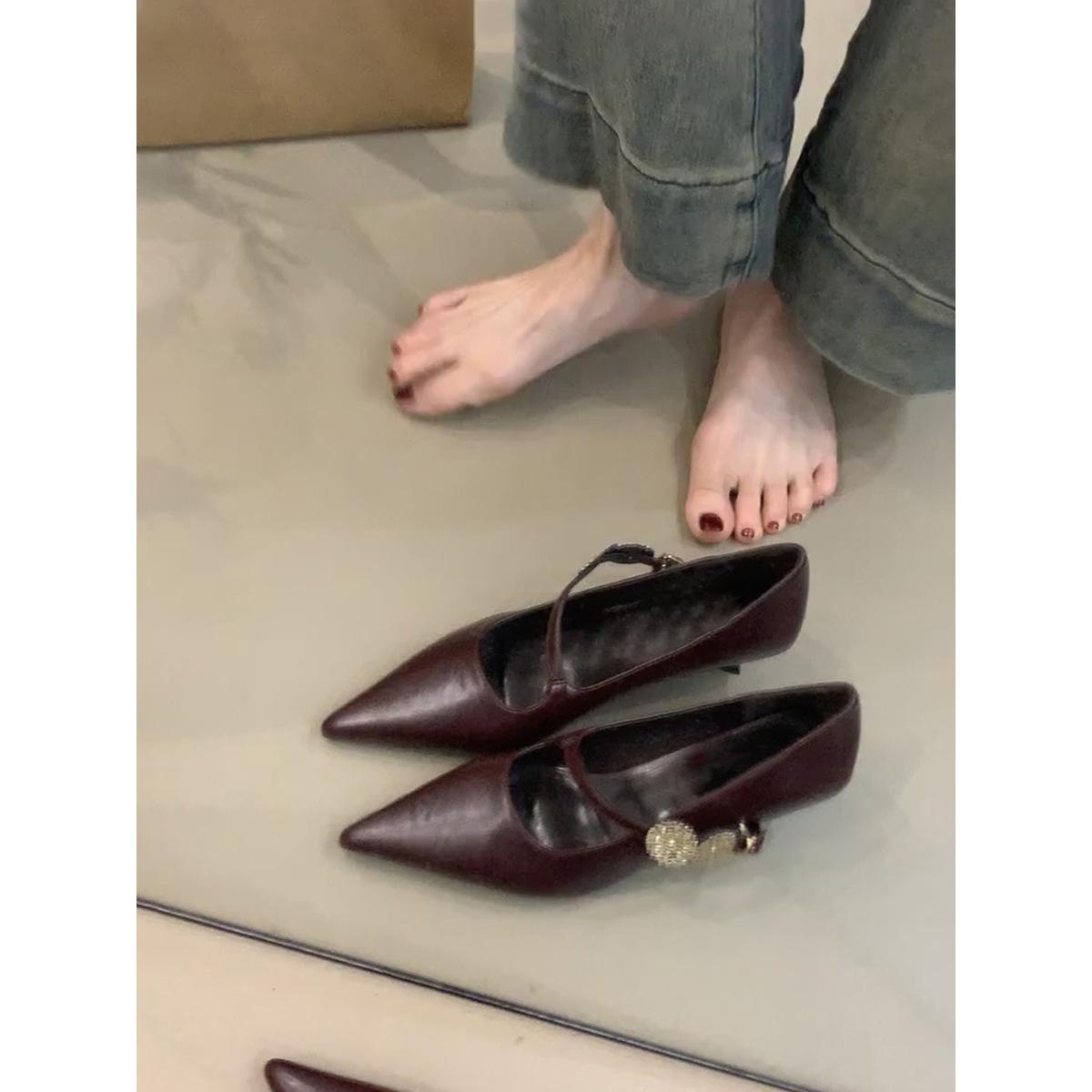 

Soft leather version~ pointed temperament metal buckle one-word strap high heels light mouth low heel French commuter black single shoes women 41