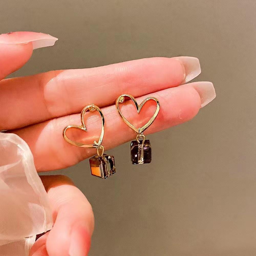 Elegant Imitation Pearl and Diamond-Studded Earrings for Women