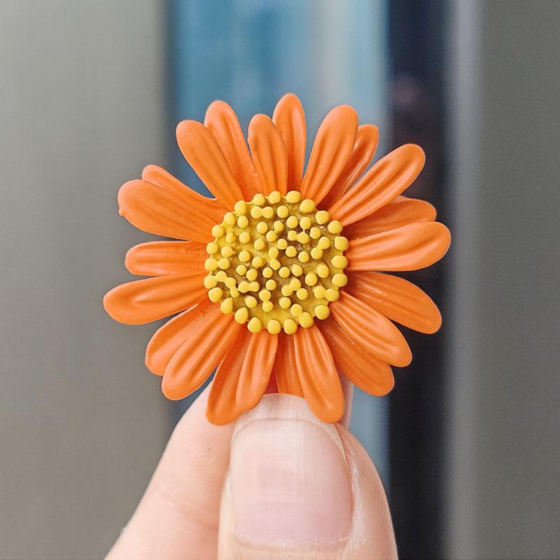 Japanese Alloy Daisy Simple Cute Temperament Colorful Female Corsage 3CM*5CM