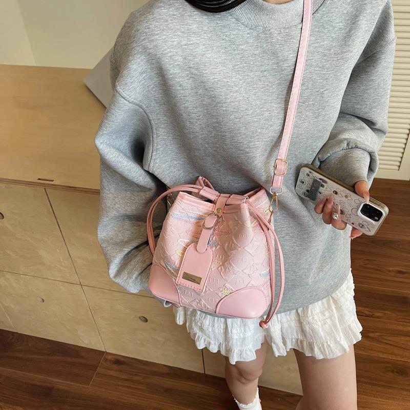 Light Casual Commuter Bucket Tote Bag New Fashion Versatile Shoulder Bag Niche Messenger Bag Women
