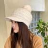 Căciulă cu vizor tricotată de iarnă pentru femei, cu clape pentru urechi, cu pompon de blană artificială, cu boruri late, groase, călduroasă, în aer liber, solidă, moale, cu manșetă.