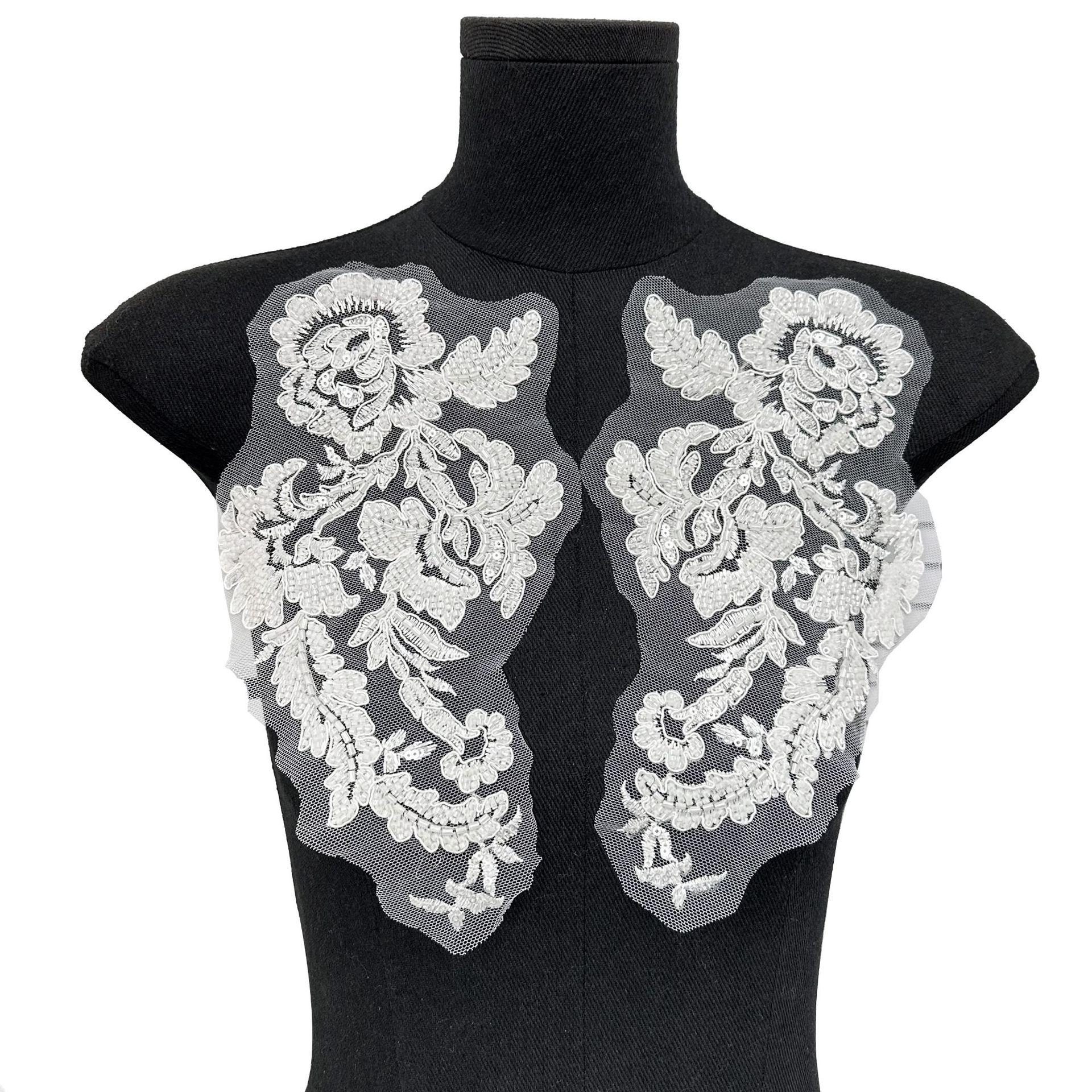 

Белые бусины ручной работы Кость автомобиля Цветок Изысканная вышивка Аппликация Ципао Свадебное платье Пара Цветочная декорация Аксессуары Тканевая наклейка H2205 white pair