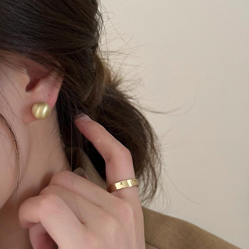 Серебряная игла матовые круглые пусеты серьги женские простой темперамент высококачественные серьги холодный ветер легкая роскошь нишевые универсальные серьги женские