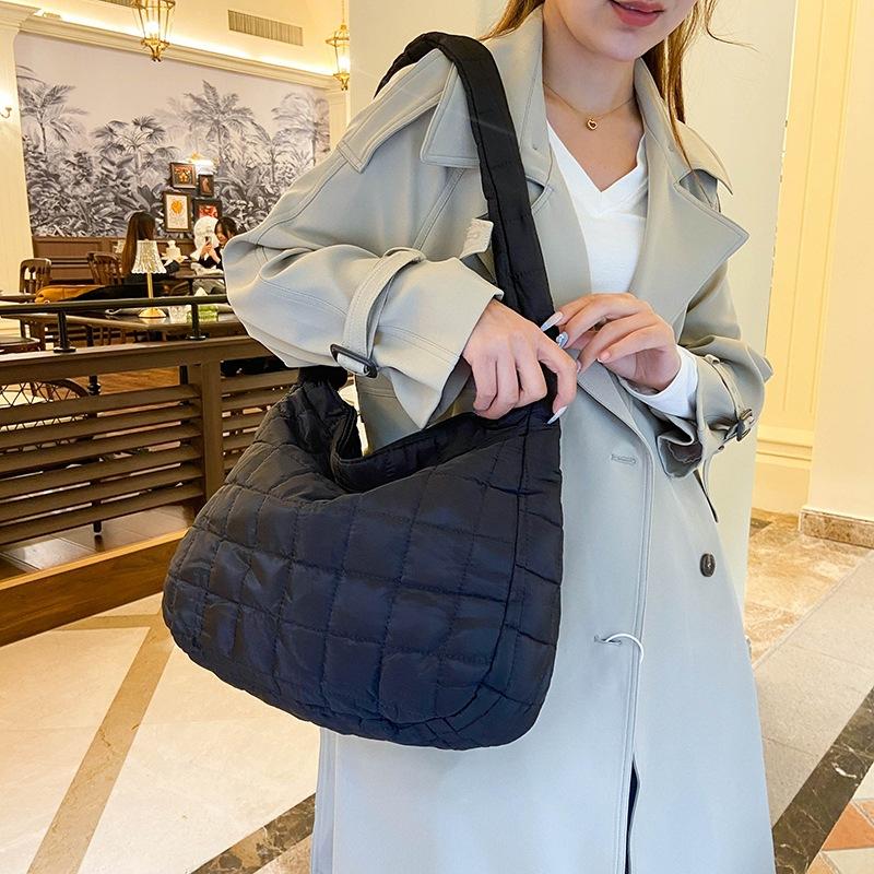 Lazy Wind Rhombus Cloud Casual Winter Cotton Embroidery Thread New Personalized Casual Lightweight Underarm Messenger Bag