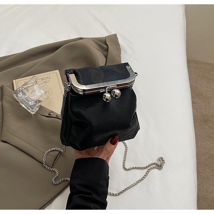 

Premium texture silver small bag women s new versatile chain messenger mobile phone bag fashionable mini water pass bag чёрный