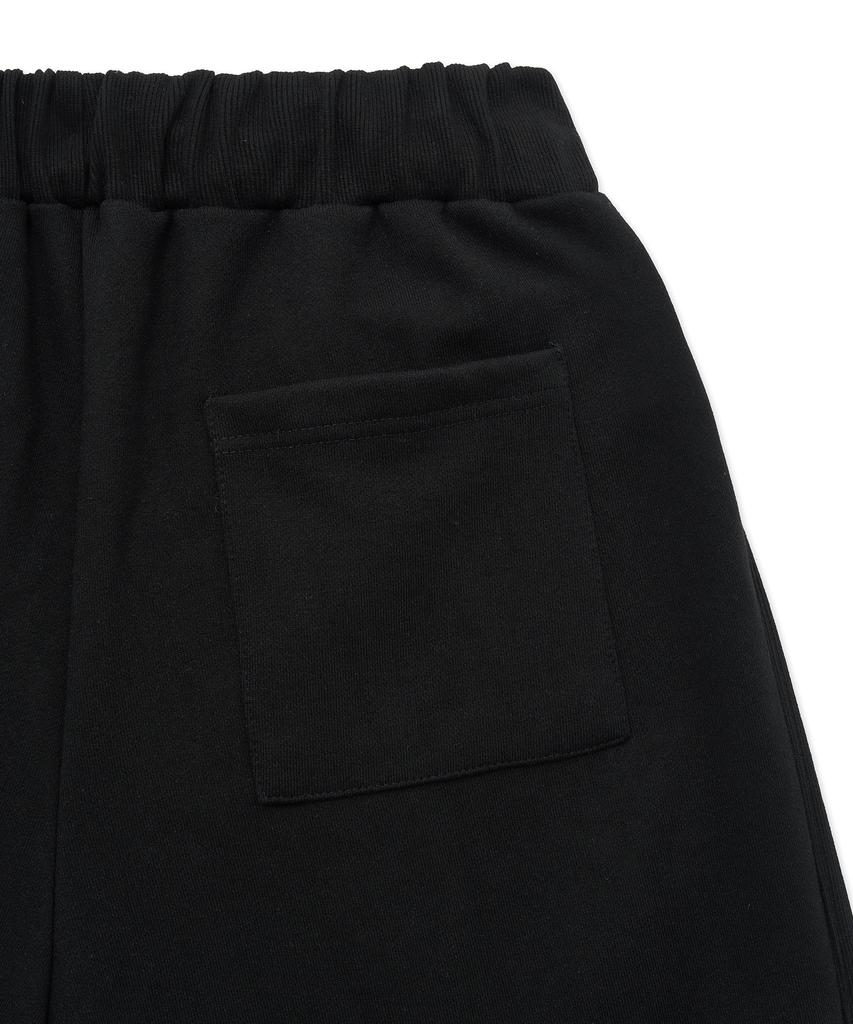 WEST GRAND BOULEVARD Curved Cut Wide One-Puck Sweat Shorts Black