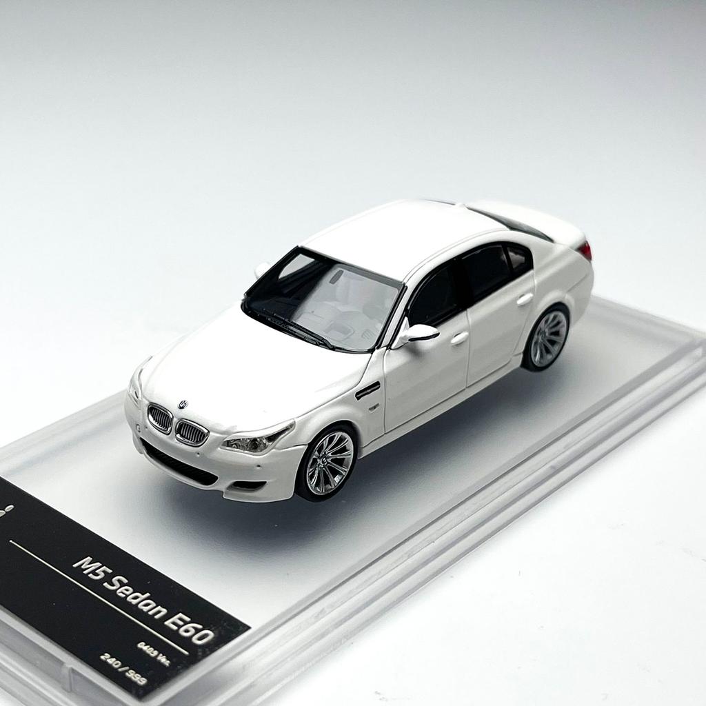 KING MODEL Diecast 1/64 Scale BMW M5 E60 E61 brown white Car Model Alloy BMW M5 Toy Car Model Collection and Display Item