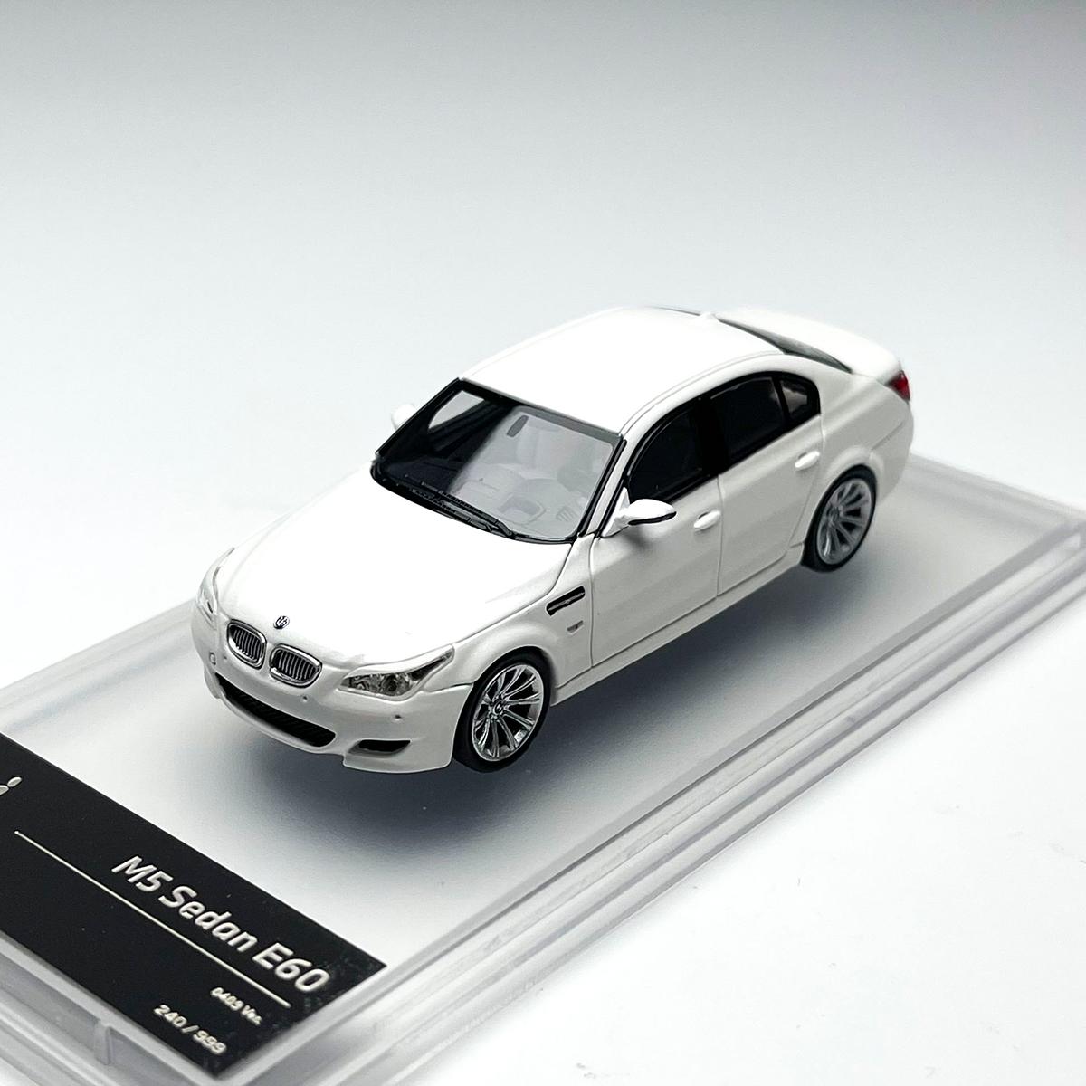 

KING MODEL Diecast 1/64 Scale BMW M5 E60 E61 brown white Car Model Alloy BMW M5 Toy Car Model Collection and Display Item