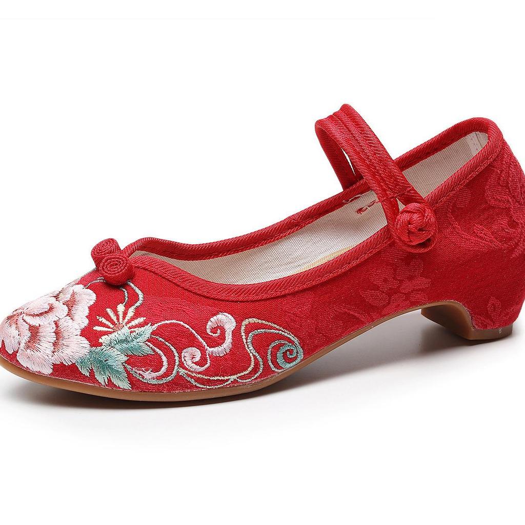 Beijing Embroidered Retro Mid-Heel Qipao Shoes: Ethnic Hanfu Dance Footwear with Pointed Toes