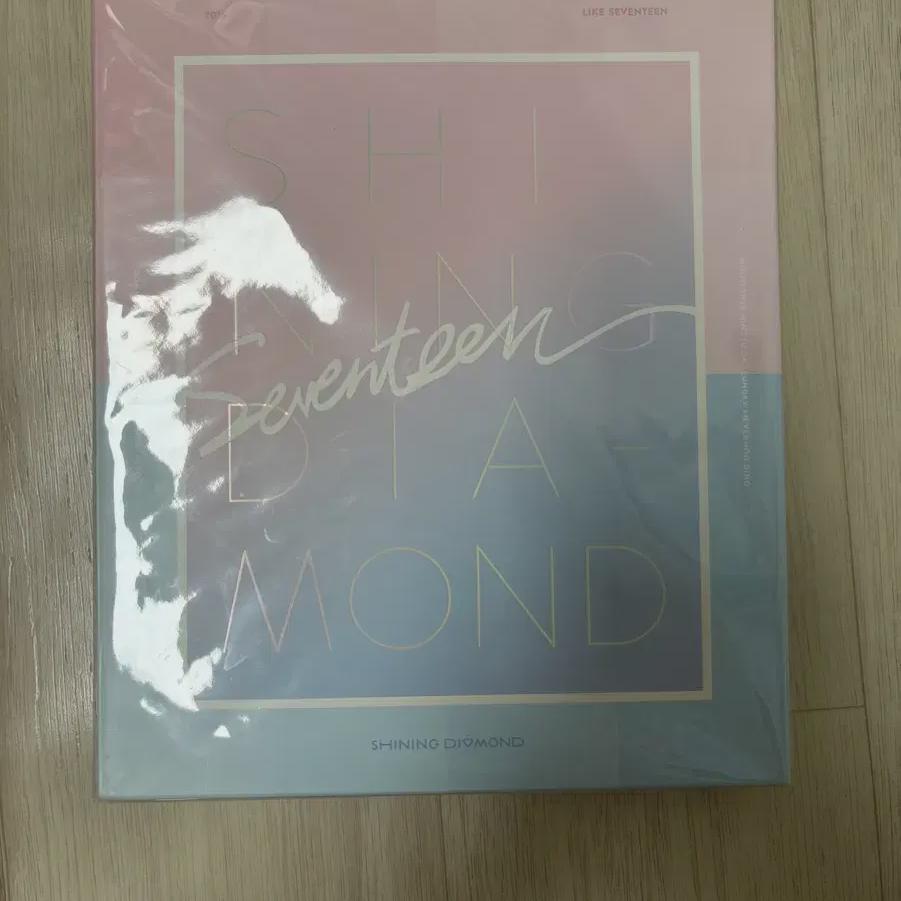 

Seventeen Книга памяти о концерте 2016 года в продаже!