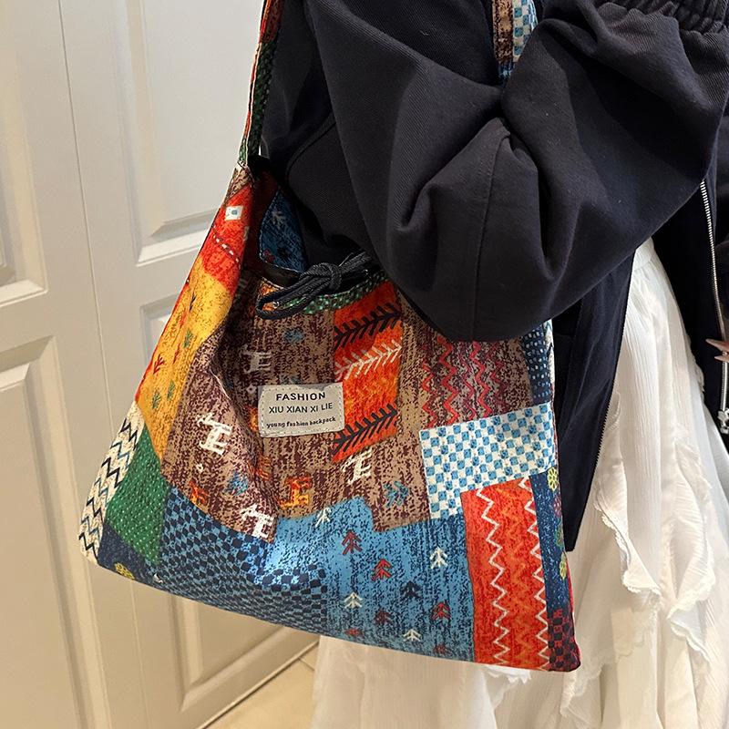 Spring and Summer Large Capacity Denim Bag for Women New Versatile Casual Shoulder Bag Fashionable Commuter Tote Bag