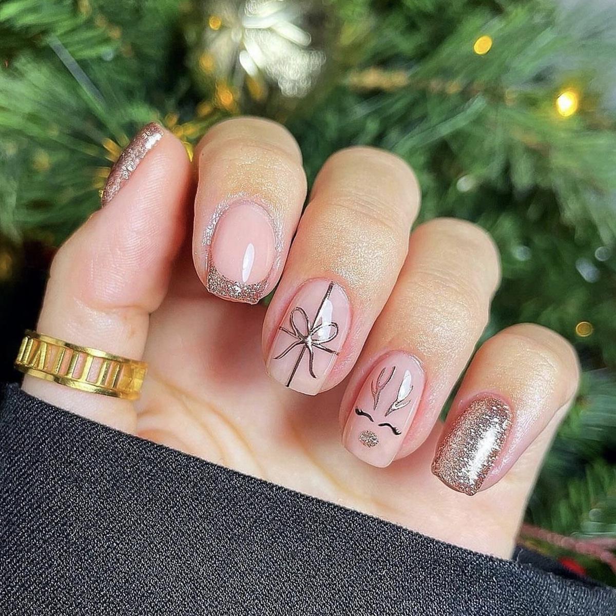 

Champagne Glitter Reindeer Bow Short Square Wearable Christmas Nails