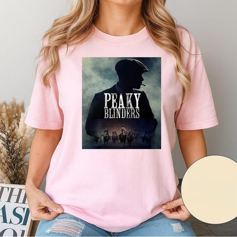 

Літня мода 2026 Трендова сорочка Peaky Blinders, Сорочка Томмі Шелбі, Іконічна футболка з серіалу, Футболка для фанатів, Футболка з серіалу про гангстерів, Футболка для фанатів серіалу BBC XXXL