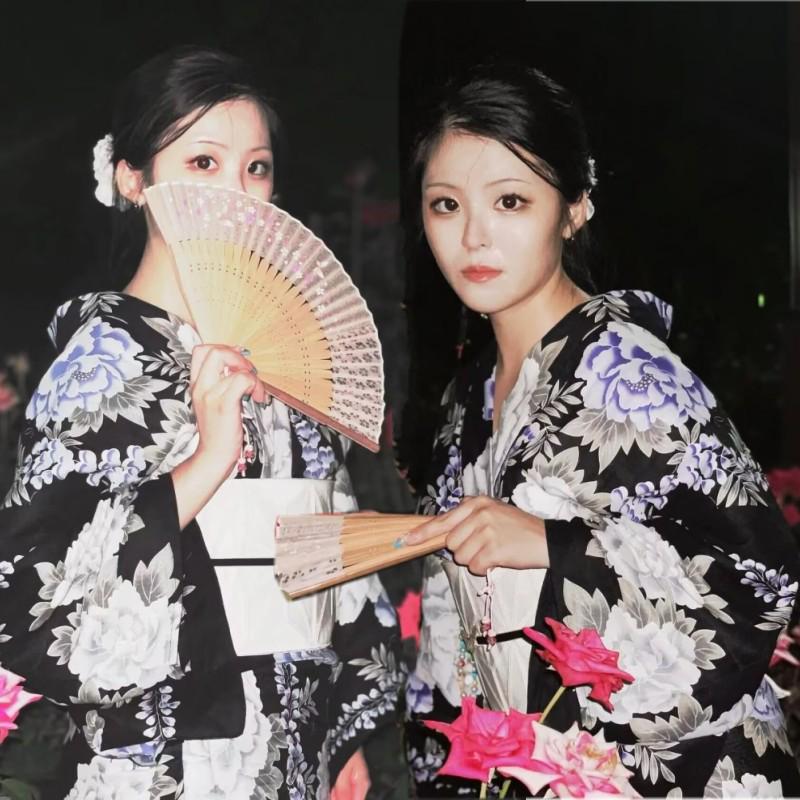 Dámské japonské kimono a yukata šaty pro formální fotografování
