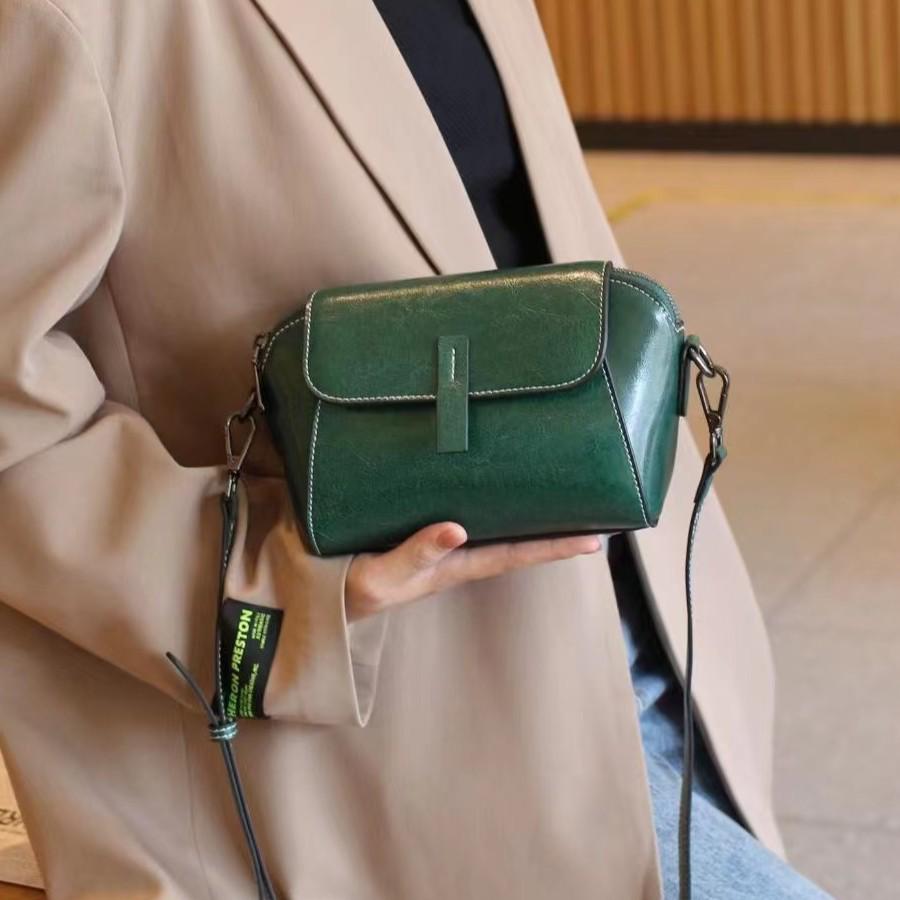 Bolsa Transversal Retro Feminina em Couro Genuíno - Elegante, Versátil, Pequena Bolsa de Couro para Ombro para o Dia a Dia.