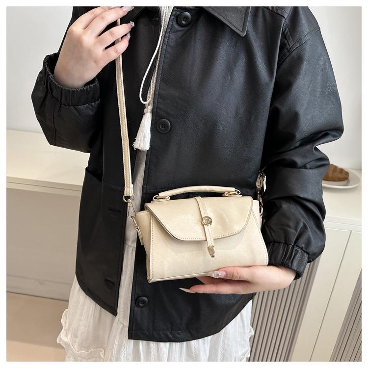 2025 Retro Women's Handbag: Japanese-Korean Style Fashionable Versatile Shoulder & Crossbody Bag