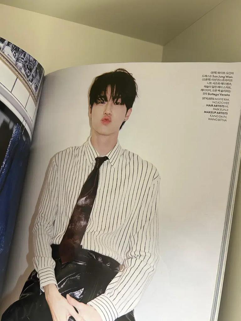 Ell April 2024, Elr March 2025, 2 Byun Woo-seok magazines Used