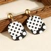 Orecchini Geometrici in Pelle a Pois Bianco e Nero Retrò: Design di Nicchia Unico